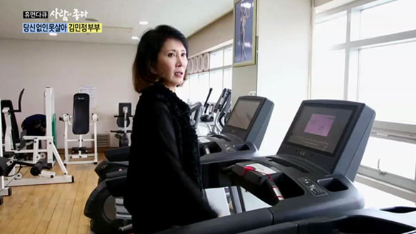 "운동하고 가끔 보톡스 맞아요"…70대 된 배우 김민정, 그녀가 젊게 사는 방법 클립 이미지