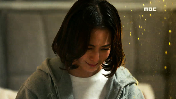 "공이가 갔어요~"…지원(김지석)의 결혼사진을 발견하고 실망한 진진(한예슬) 클립 이미지