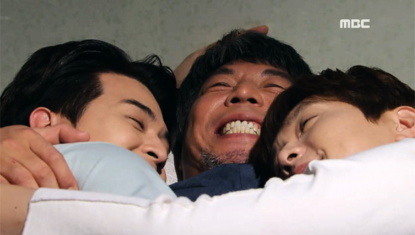 “가족끼리 다 있으니까 진짜 좋다“…판수(안길강), 돌목(지현우)·준희(김지훈)와 행복한 시간
