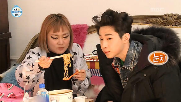 박나래 X 헨리, 촬영 중간 라면 먹방…아들 챙기는 탐욕스러운 엄마 "똑똑똑~" 클립 이미지
