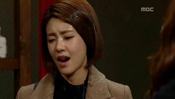 "자기 아들 살리려고 우리 오빠 골수까지 빼요?"…소정(윤서), 은희(이윤지)에 물 끼얹으며 모욕 클립 이미지