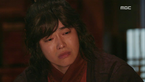 업산(이명훈)이 건넨 꽃신에 어리니(정수인) 죽음 예감한 길동(윤균상), 숨죽이며 '오열' | 핫클립 | 역적 : 백성을 훔친 ...