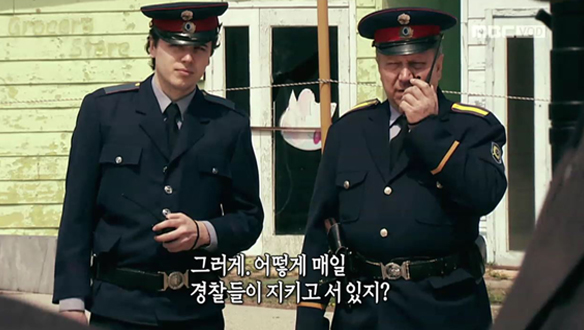 "실제 배우 없다"…경찰에 감시되고 체포되는 배우들, 그 이유는? 클립 이미지