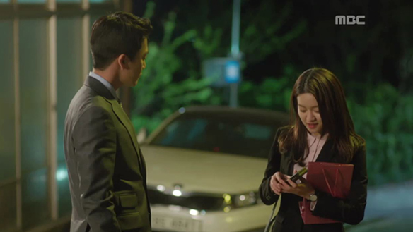 "선물입니다"…호원(고아성)에게 선물 주며 묘한 감정 쌓아가는 우진(하석진)