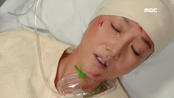 "서로 떨어지지 말아"…돌목(김강훈) 구하려다 차 사고 당한 하경(정경순) '결국 사망' 클립 이미지