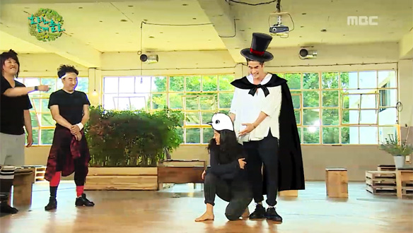 이효리, 배정남과 10년 전 섹시화보 재현…어설픈 신입 마술사와 능숙한 비둘기