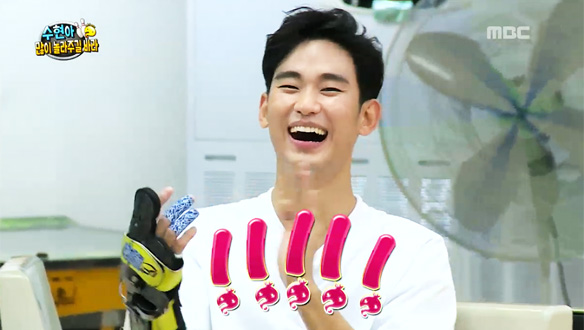 '잘빙' 김수현, 뒤늦게 몰카임을 알고 '함박 미소'…'많이 놀라주길 바라' 대성공!