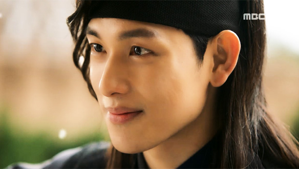 "우리 만난 적 있다. 내가 널 알아"…소화(임윤아)와 몸싸움을 벌이다 무언가 떠올린 원(임시완) 클립 이미지