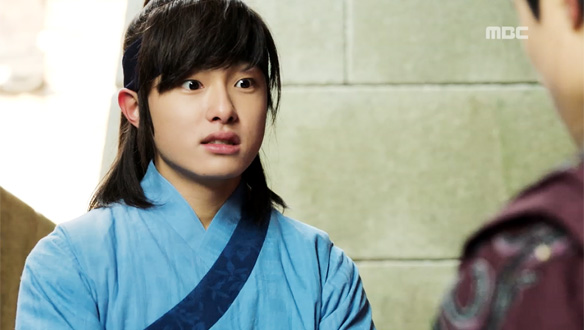 "그 차림으론 궐 문까지도 못 가십니다"…궁 밖 세상 구경 나온 원(남다름)과 린(윤찬영) 클립 이미지