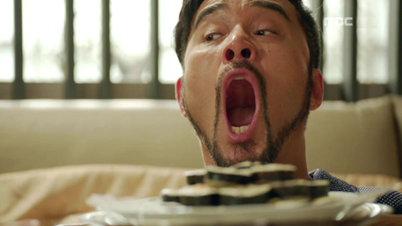 "고소한 치즈 김밥 냄새"…지영A(강예원)에게 어리광부리는 백작(최민수) 클립 이미지