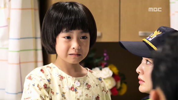 "아빠... 우리 아빠"…경찰에게 소원(박진우)을 아빠라고 말하는 한결(김한나) 클립 이미지