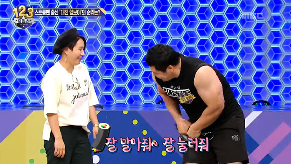 프라이팬을 김밥 말 듯 말아버린 '대전 헬보이'의 괴력에 추리단·방청객 일동 '경악' 클립 이미지