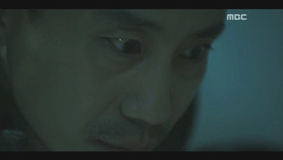 "우태석..."…혼수상태의 장형민(김건우), 태석(신하균)과 마주한 상태로 눈을 뜨다 클립 이미지