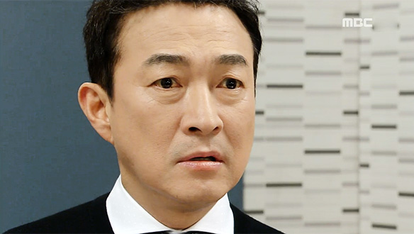 춘옥(김수미)의 노랫소리에 어릴 적 기억을 떠올리는 캐빈(이재룡) 클립 이미지