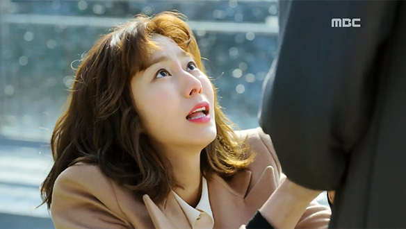 "저한텐 생존이 달렸습니다!"…방송 펑크 막기 위해 무릎까지 꿇은 열혈 PD 승주(유이) 클립 이미지