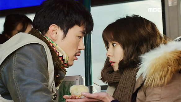 승주(유이), 버스에서 작두(김강우)와의 강렬 첫 만남 (Feat. 오지랖 어머니들) 클립 이미지