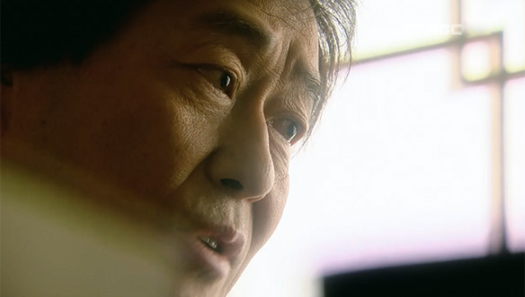 "장준혁이 좀 혼내려구요"…다른 병원으로 옮기려는 준혁(김명민)을 방해하는 우용길(김창완) 클립 이미지