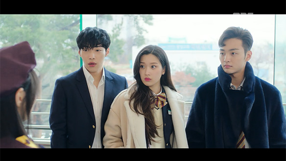 "가장 강력한 복수가 뭔지 알아?"…졸업식 날 제대로 사고 친 수지(문가영)·시현(우도환)·세주(김민재) 클립 이미지