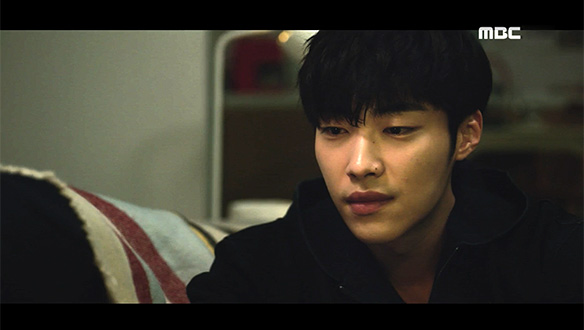 "너 때문 아니고 나 때문이야"…시현(우도환), 잠든 태희(박수영) 바라보며 애틋 사과 클립 이미지