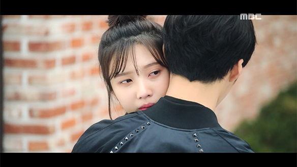 "나랑 헤어지지 마"…자신에 미안해하는 시현(우도환)을 위로하는 태희(박수영) 클립 이미지