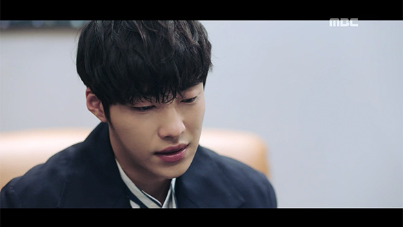 "저 아버지 친아들 아니래요"…할머니에게 자신의 출생 비밀을 고백하는 시현(우도환) 클립 이미지