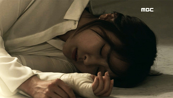 성재의 사인을 밝히기 위해 직접 약을 복용하는 은솔(정유미)…'환각 증세' 클립 이미지