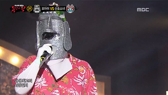 무심하게 던져내는 묵직한 음색, '오빠 몸이 완전 돌덩이야 모아이' < 본능적으로 > 클립 이미지