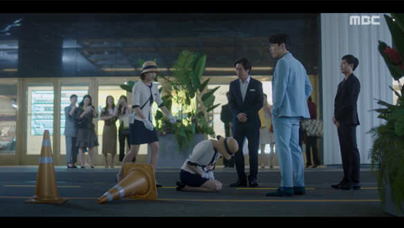 "수신호를 해야 갈 거 아니야 나 무시해?"…갑질? 도를 넘은 첫 만남 클립 이미지