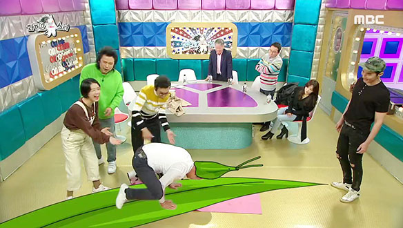 요가 한 달 배운 허지웅에게 배우는 속성요가(ft.방아깨비) 클립 이미지