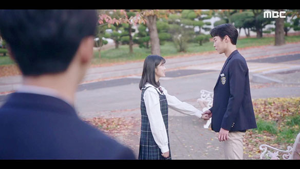 "내 시작은 너야"…스테이지 속 단오(김혜윤)와 그걸 지켜보는 하루(로운) 클립 이미지