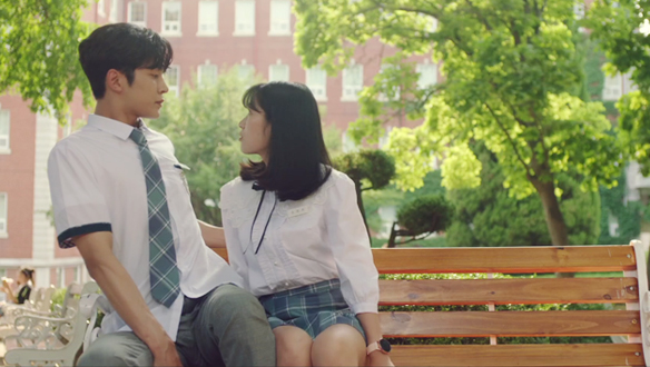 "너 더워? 땀이 엄청 나는데?" 다가오는 단오(김혜윤) 클립 이미지