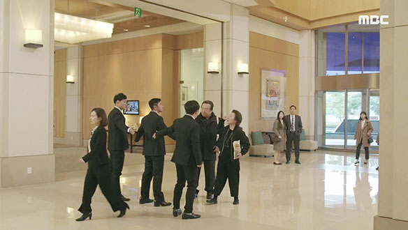 "인생 똑바로 살어라!"…구성호텔 찾아가 소금 뿌리는 복막례(윤여정) 클립 이미지