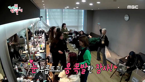 잠에 취한 지민을 깨우는 탬버린?! 클립 이미지