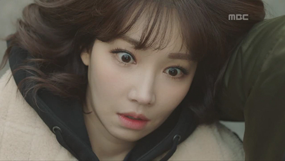 "말도 안돼!"…몸이 아예 바뀐다는 말 들은 봄(이유리)과 뇌종양 사실 알게 된 보미(엄지원) 클립 이미지