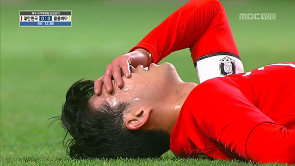 같은 클럽 팀 산체스와 몸싸움 후 넘어진 손흥민