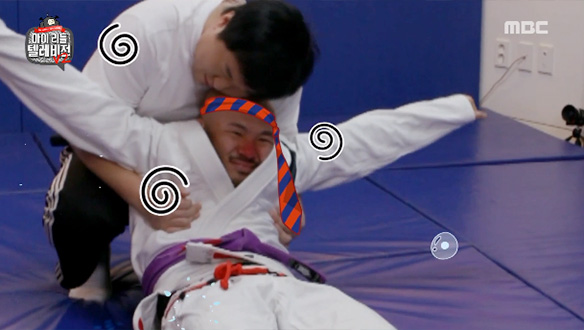 부장님 여기서 주무시면 입 돌아가요 ☞ 아직 몸풀기 중입니다 클립 이미지