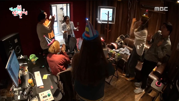 라미란을 위해 성경과 매니저가 준비한 서프라이즈 생일 축하♪ 클립 이미지