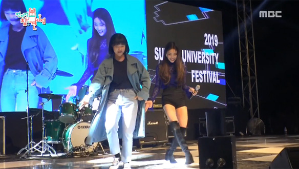 학생들의 환호 속 진아 매니저와 청하가 함께 추는 12시♪ 클립 이미지