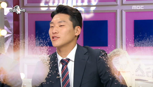 첫 선발 경기에서 연달아 네 골을 실점한 이광연 ☞ 빛에서 어둠으로.. 클립 이미지