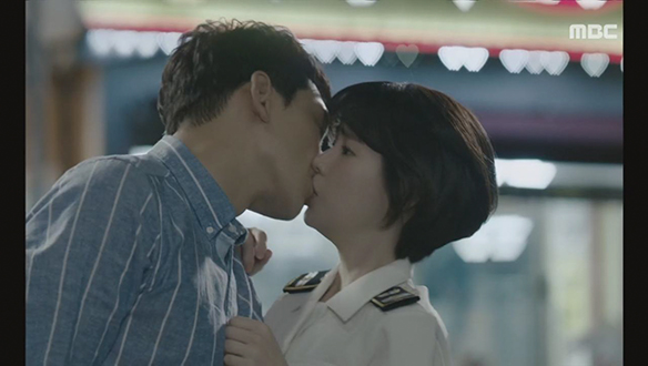 "너 많이 좋아한다고, 바보야"…재상(정지훈)의 돌직구 첫 고백 클립 이미지