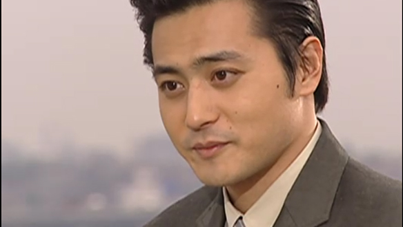 우진(한재석)을 돌보고 자신에게 돌아오라고 말하는 형철(장동건) 클립 이미지