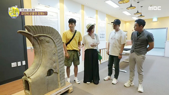 <천년의 보물 치미> 직접 만져보고 향기를 느껴보는 선녀들~ (ft. 활전복) 클립 이미지