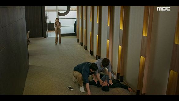 아름(유인나)과 지훈(문정혁)의 짜릿한 첫 만남 [1회] 클립 이미지