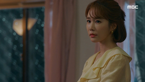 아름(유인나)은 지훈(문정혁)의 상처를 보고 과거 결혼 생활의 순간을 떠올리는데... 클립 이미지