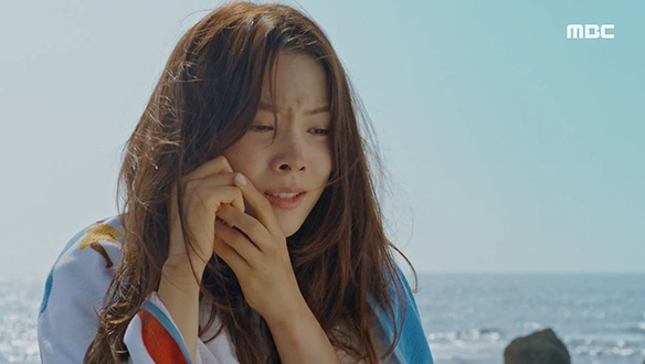 "너도 알아야만 해"…행방불명 됐던 소피(윤소희)에게 연락을 받은 아름(유인나) 클립 이미지