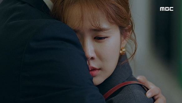 "무슨 일이 벌어진 거죠..."…데릭(임주환) 품에 안겨 친구 잃은 슬픔을 토로하는 아름(유인나) 클립 이미지