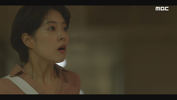 현채(남규리) 뒤를 밟던 애리(이세영)는 믿기 힘든 장면을 목격하는데...