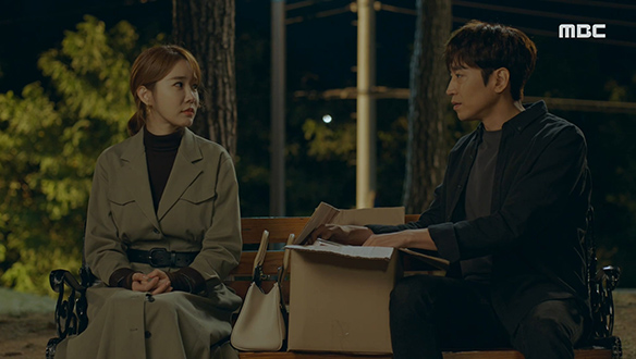 "이제 아무것도 잃어버리지 마"…지훈(문정혁)이 맡겨뒀던 물건들 돌려주는 아름(유인나) 클립 이미지