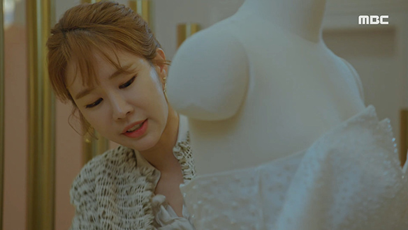 "넌 결혼식에 이거 절대 못 입어!"…동란(이주우)이 선택한 웨딩드레스를 해체하는 아름(유인나) 클립 이미지