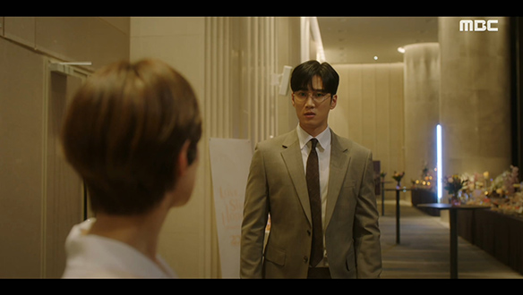 "한애리씨?"…도균(안보현)은 의외의 장소에서 마주친 애리(이세영)가 수상하기만 한데... 클립 이미지